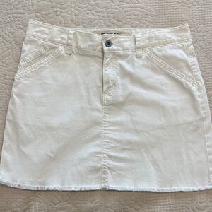 GAP White Denim Mini Skirt frayed hem classic look size 6✨